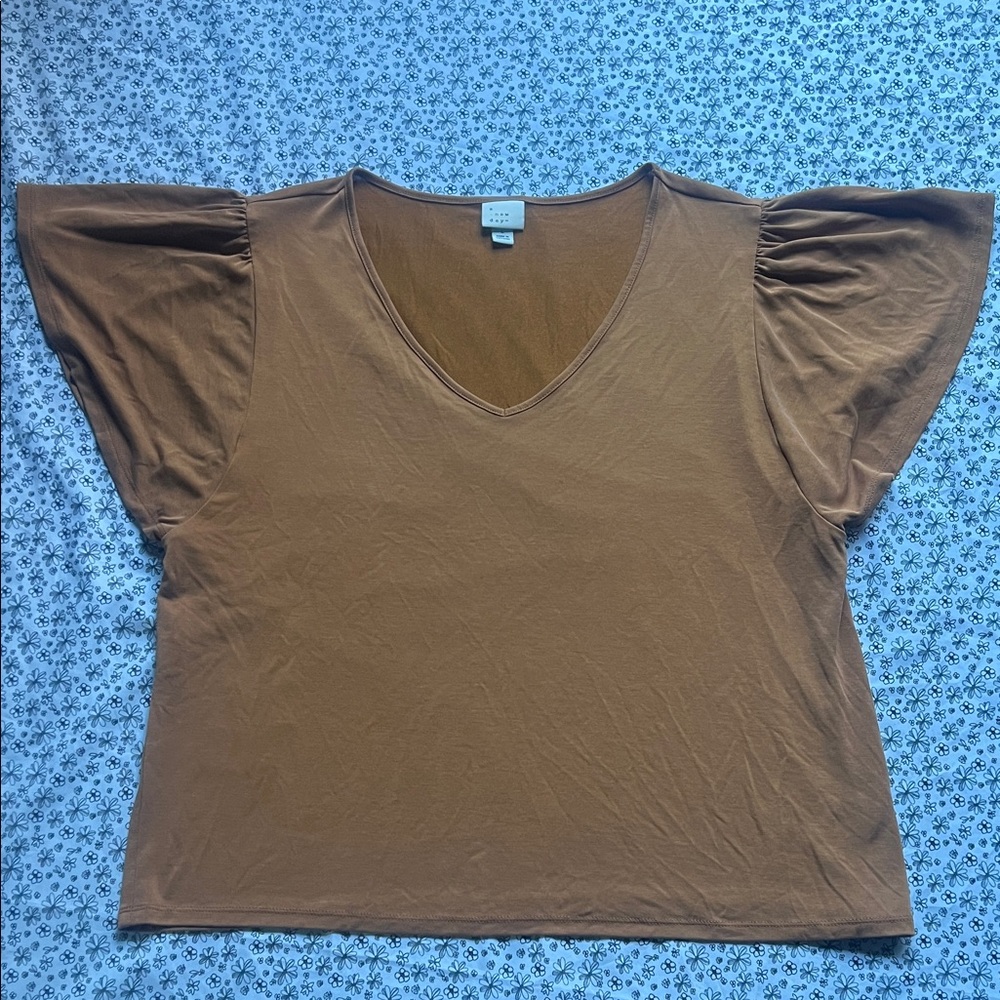 Women’s top with ruffle sleeves